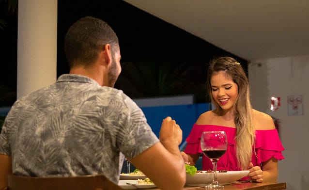 casal em jantar romantico na Pousada Mar Aberto praia das fontes beberibe ceará